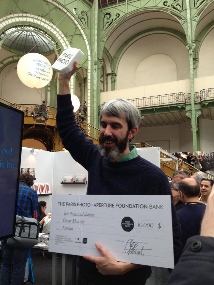 Óscar Monzón recoge el premio al libro del año en París Photo
